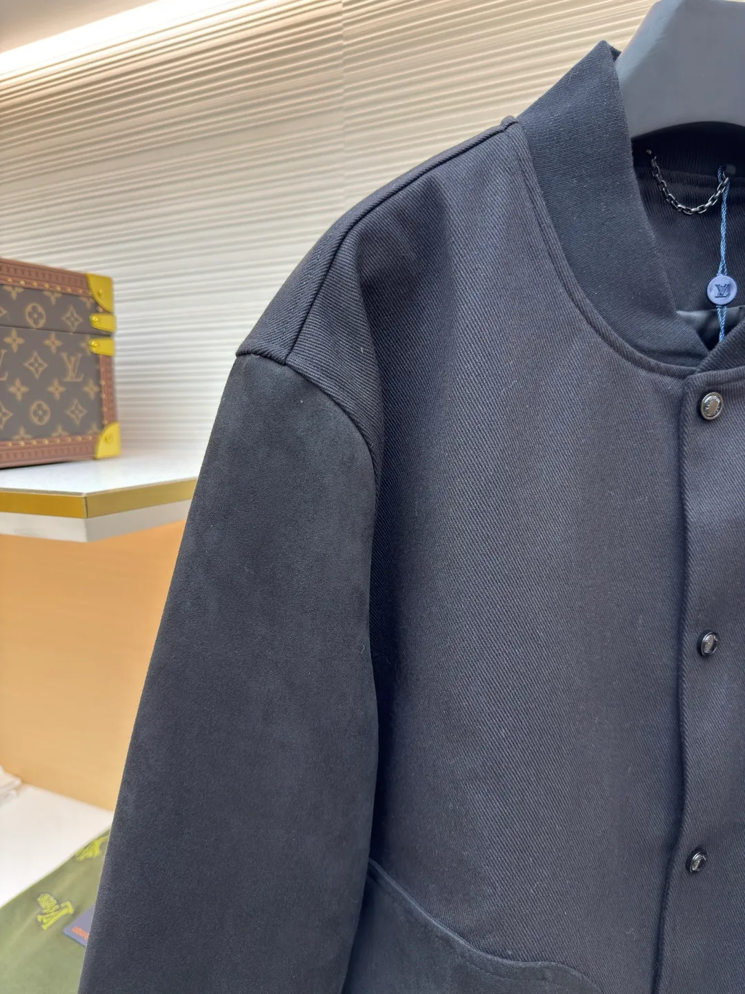 LOUIS VUITTON Sheep wool colorful diamond embroidered jacket ●Original version: 43054 purchased and developed ●Item number: 1680747-B70 ●Fabric: sheep wool fabric ●Technology: hot diamond production ●Version: fitted version ●Weight: about 1060 grams ●Size: S-M-L-XL ●Description: Made of customized sheep wool fabric, the fabric is smooth and delicate, comfortable and close to the skin, and the deep tones reflect the elegant style Tailored body, contrasting with nubuck leather sleeves and pockets. Hot-drilled handwritten logo injects gradient color on the chest. Large monogram embroidered on the back, floral and pearlescent logo. Behringer embroidery machine is used to sign the brand logo embroidery pattern on the front and back. The embroidery thread is also a fluorescent thread. Pure white will glow under ultraviolet rays. The jacquard lining is made of 100% cupro fiber. It is smooth and breathable next to the body. The cylindrical sleeves are made of suede fabric and spliced with wool. The pockets on the body are positioned and cut using a fully automatic opening machine. The pocket positions can be matched with many types of clothing to create a fashionable look. The overall wiring is straight and delicate, the fabric is comfortable and soft, and the color is consistent without color difference. It can be matched with the same style to create a fashionable look and control various occasions. Customized accessories, complete with three standards, same style for men and women!